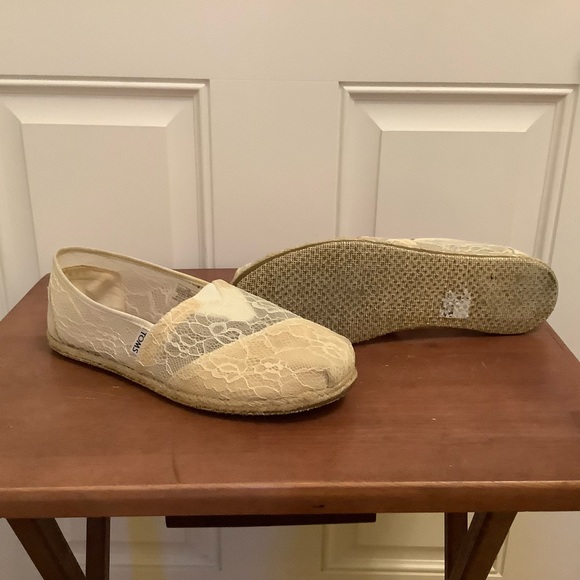 TOMS canvas Lace ivory cream lace flats ballet style round toe slip shoes 8.5W - Picture 8 of 9